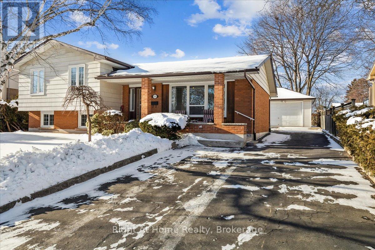 251 Elmwood Road, Oakville, Ontario  L6K 2A9 - Photo 2 - W12771592