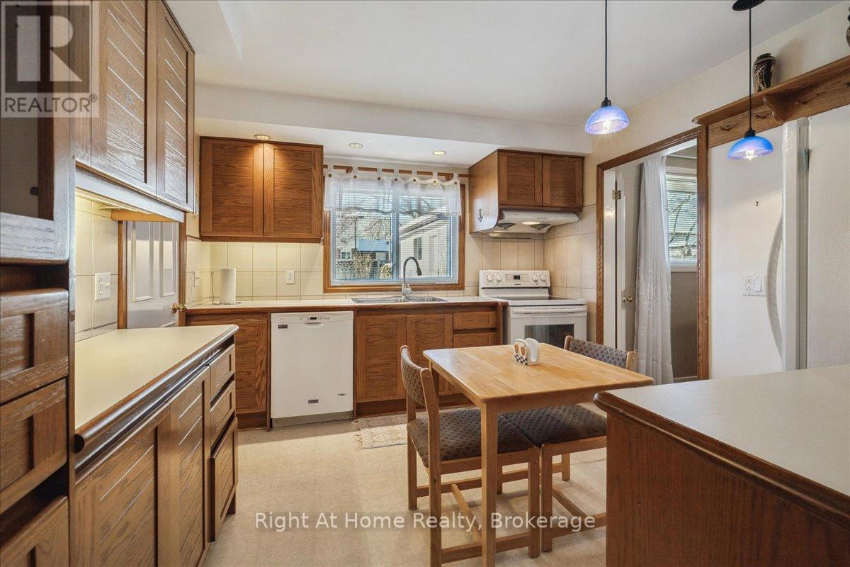 251 Elmwood Road, Oakville, Ontario  L6K 2A9 - Photo 7 - W12771592