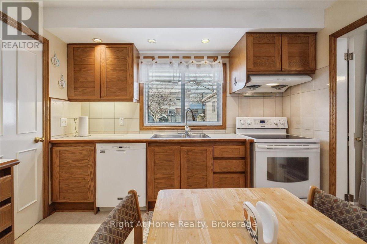 251 Elmwood Road, Oakville, Ontario  L6K 2A9 - Photo 8 - W12771592