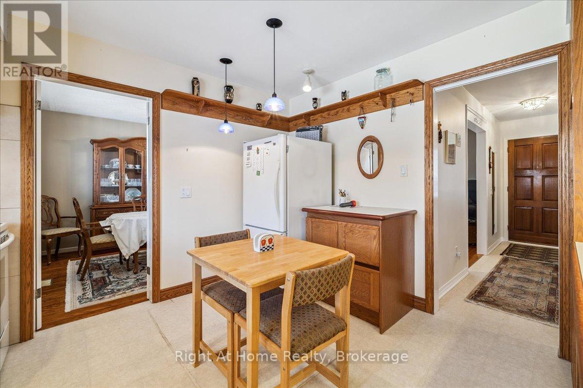 251 Elmwood Road, Oakville, Ontario  L6K 2A9 - Photo 9 - W12771592