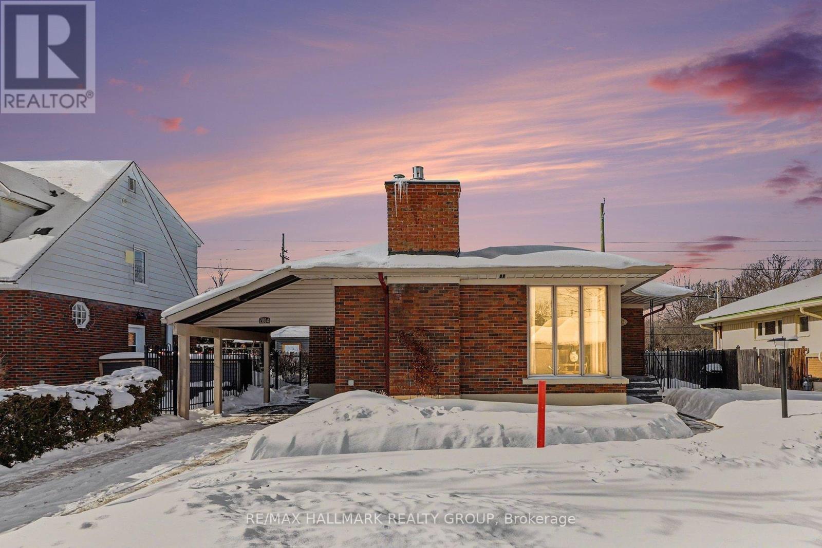 2004 Dorval Avenue, Ottawa, Ontario  K1G 2N8 - Photo 2 - X12771494