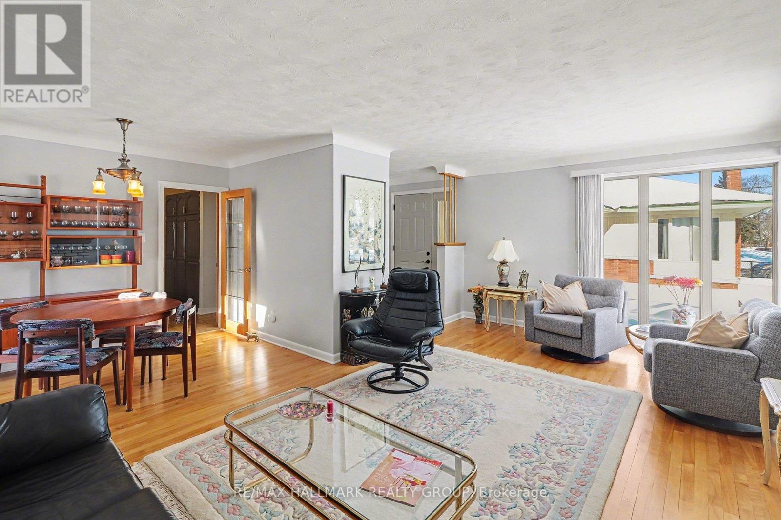 2004 Dorval Avenue, Ottawa, Ontario  K1G 2N8 - Photo 4 - X12771494