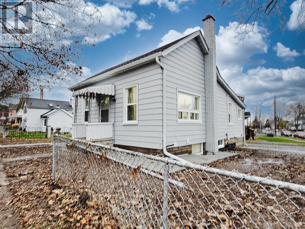 Upper - 7 Maplecrest Avenue, St. Catharines (Burleigh Hill), Ontario  L2T 1A5 - Photo 2 - X12771566