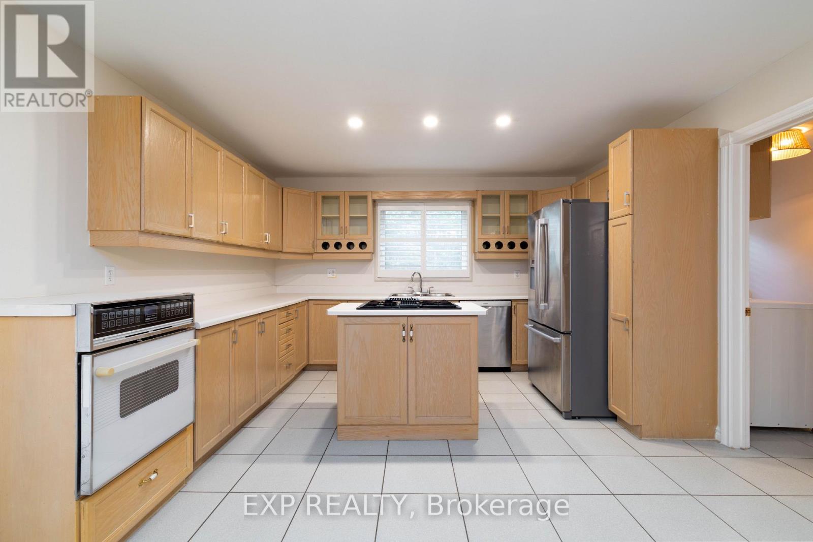 35 Dennis Drive, King (King City), Ontario  L7B 1C8 - Photo 15 - N12506356