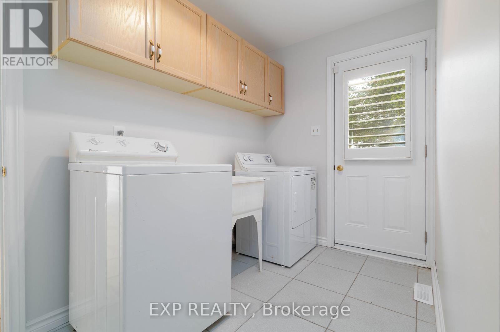 35 Dennis Drive, King (King City), Ontario  L7B 1C8 - Photo 19 - N12506356