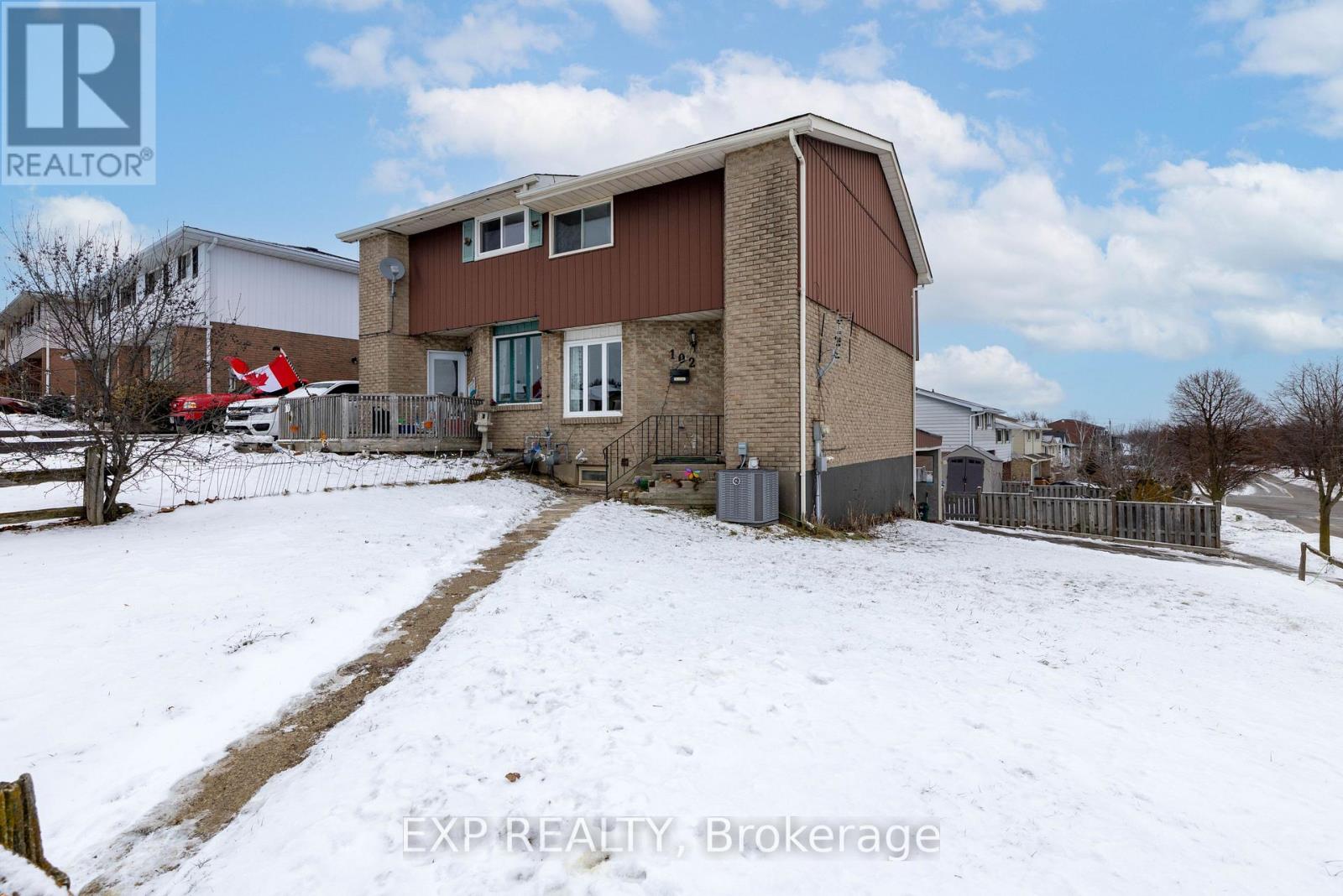 102 The Country Way, Kitchener, Ontario  N2E 2K8 - Photo 2 - X12698452