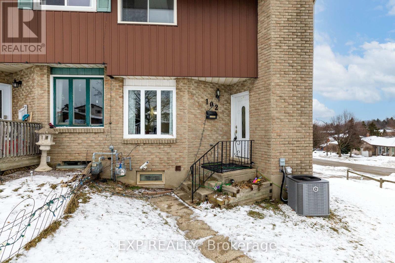 102 The Country Way, Kitchener, Ontario  N2E 2K8 - Photo 4 - X12698452