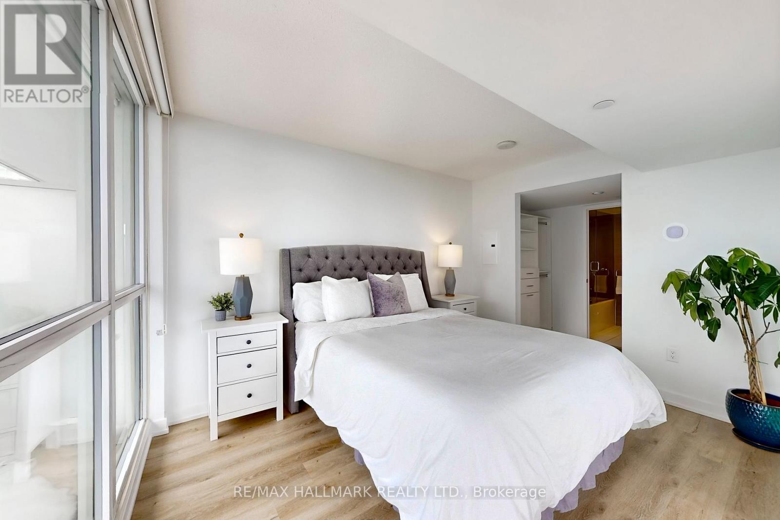 2208 - 75 Queens Wharf Road, Toronto, Ontario  M5V 0J8 - Photo 7 - C12771514