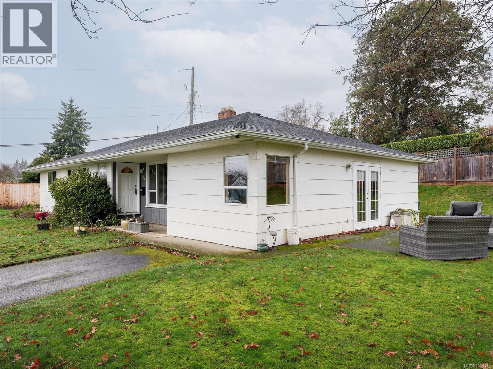 3201 Frechette St, Saanich, British Columbia  V8P 4N6 - Photo 24 - 1025472