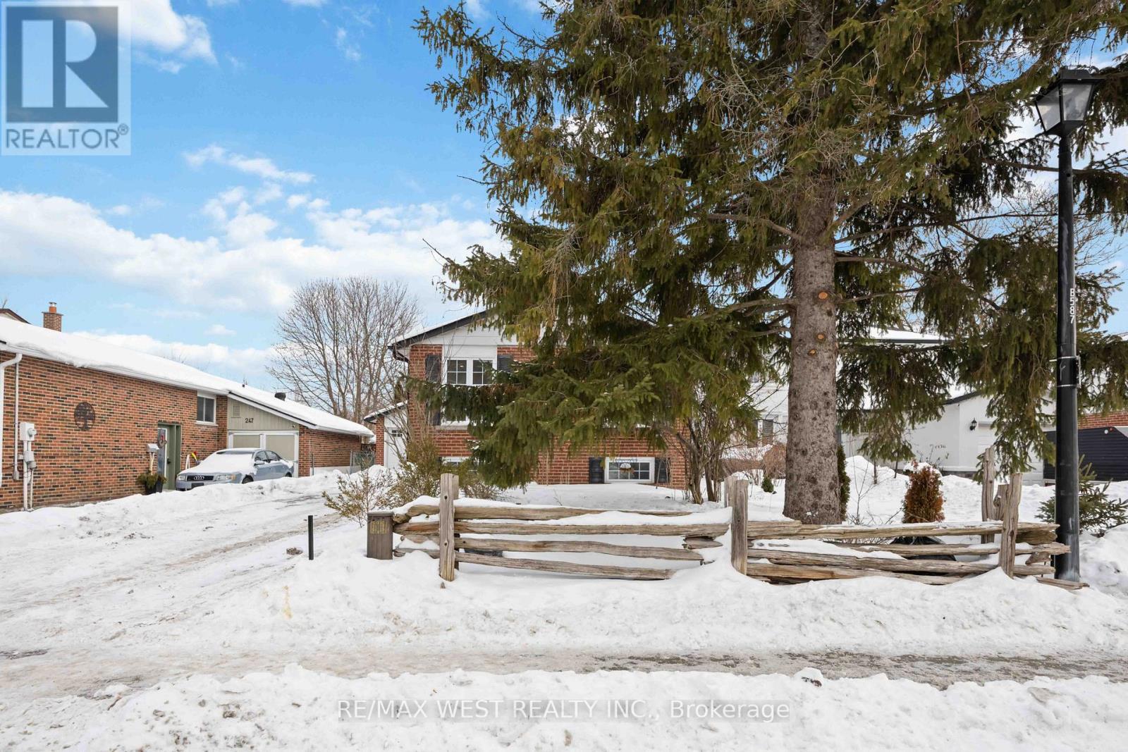 249 Hodgson Drive, Newmarket, Ontario  L3Y 1E3 - Photo 2 - N12771534