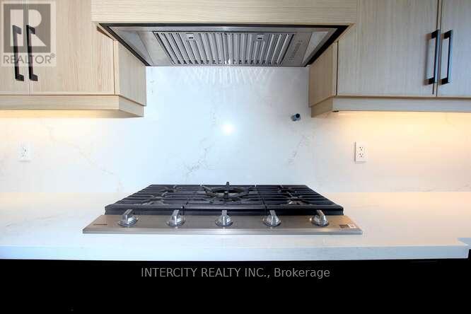 247 Alderbrae Avenue, Toronto, Ontario  M8W 4K6 - Photo 13 - W12771582