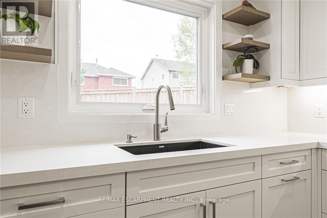 6 Windmill Place, Hamilton (Dundas), Ontario  L9M 6V9 - Photo 13 - X12771562