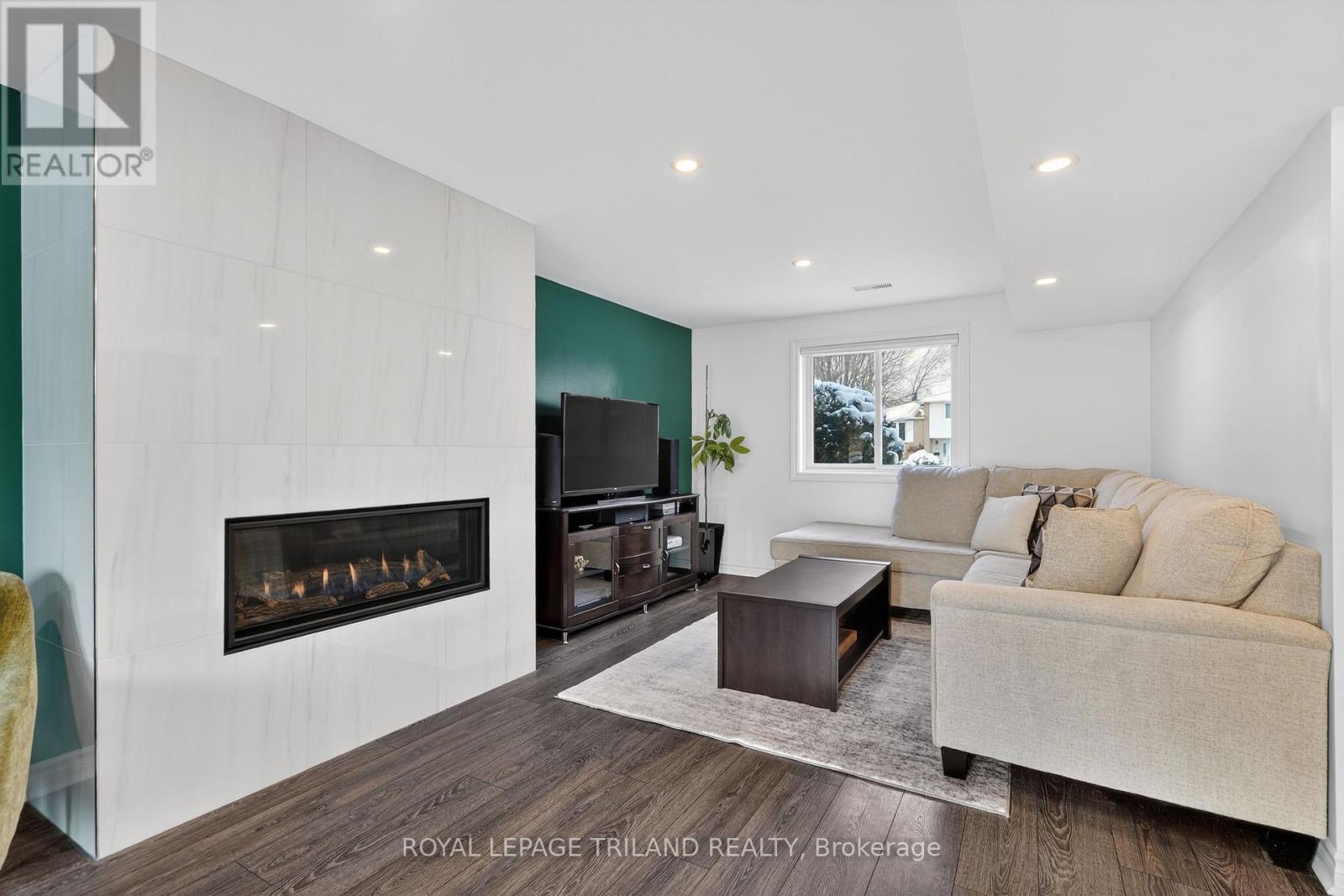 Photo 9 of 41 for 156 Antrim Crescent