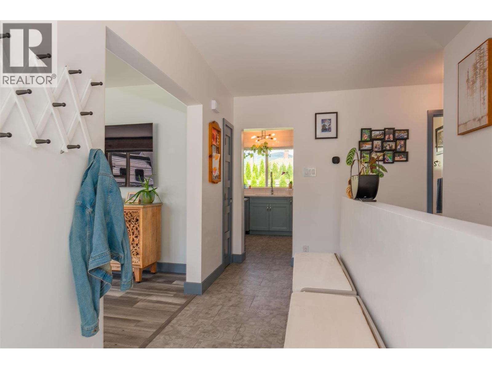 301 Sylvia Crescent, Trail, British Columbia  V1R 1A4 - Photo 4 - 10375099