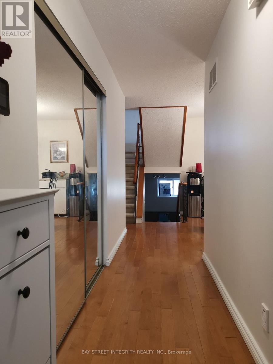 976 Raintree Lane, Mississauga, Ontario  L5H 3Y6 - Photo 4 - W12674788