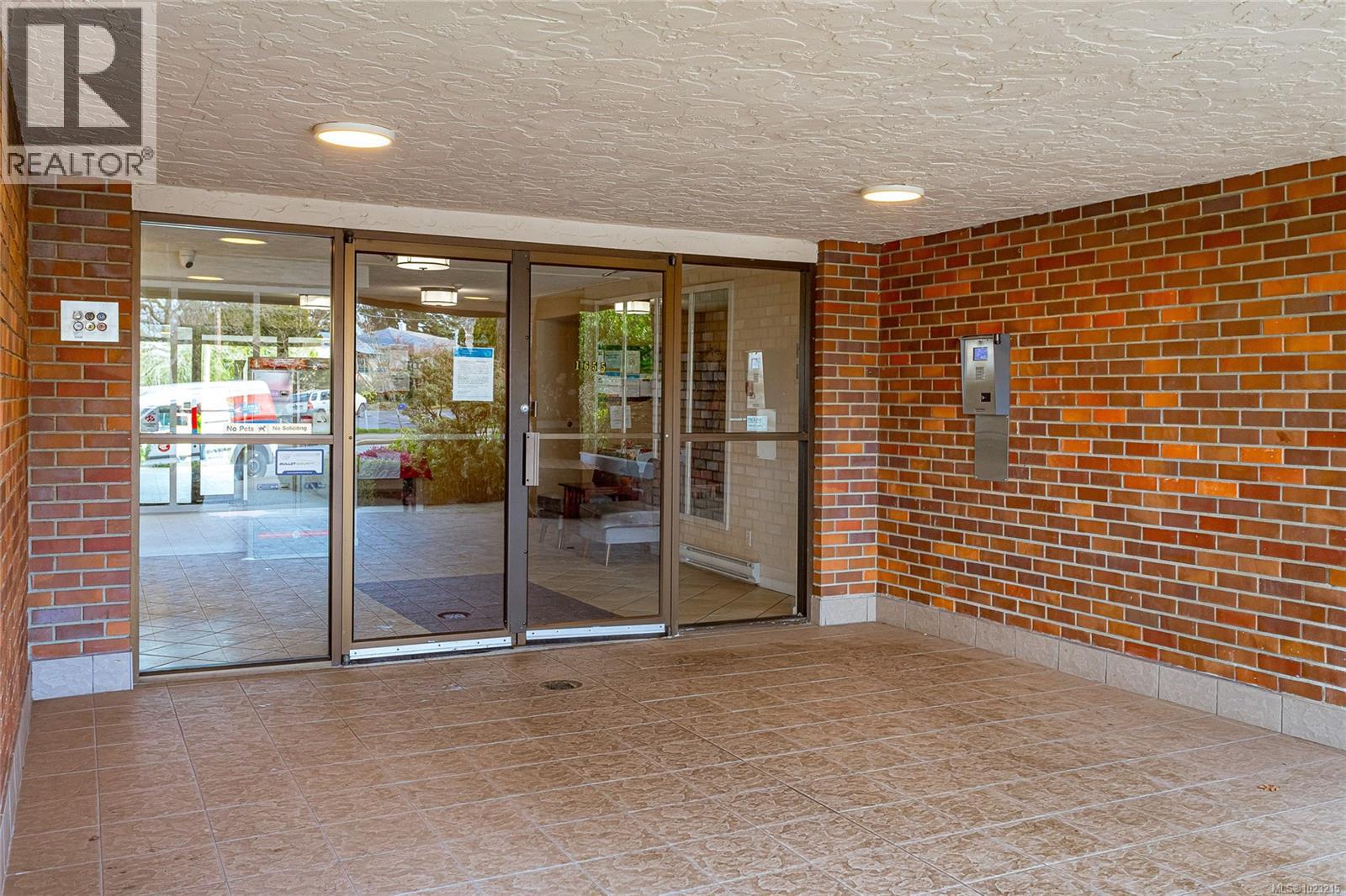 109 1655 Begbie St, Victoria, British Columbia  V8R 1L4 - Photo 4 - 1023215