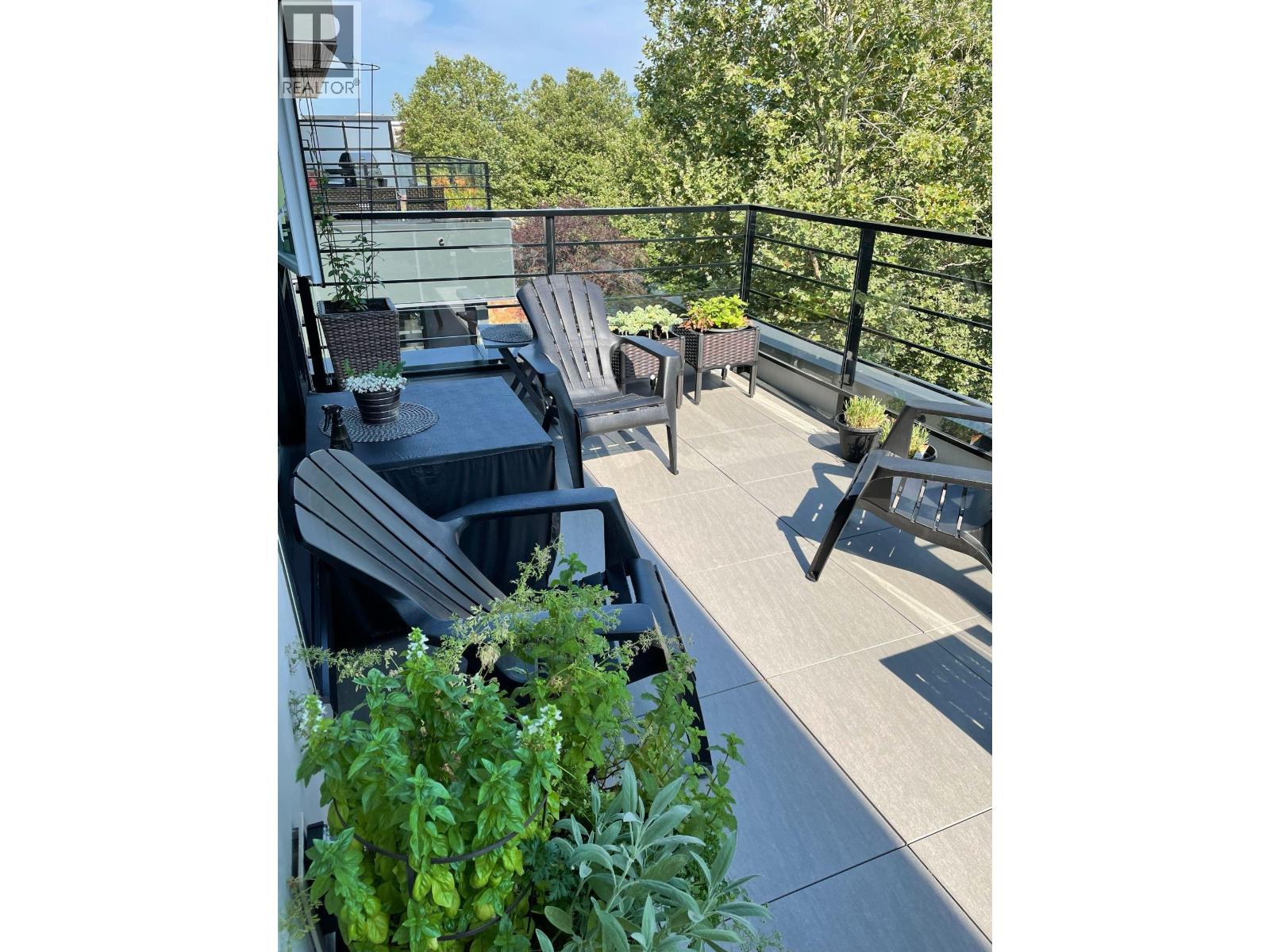 Listing Picture 3 of 23 : 405 2666 DUKE STREET, Vancouver / 溫哥華 - 魯藝地產 Yvonne Lu Group - MLS Medallion Club Member