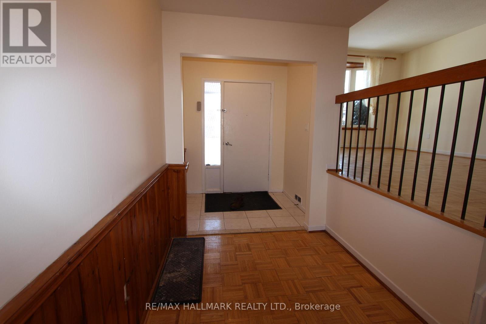 22 Springhead Gardens, Richmond Hill, Ontario  L4C 5B9 - Photo 2 - N12771724