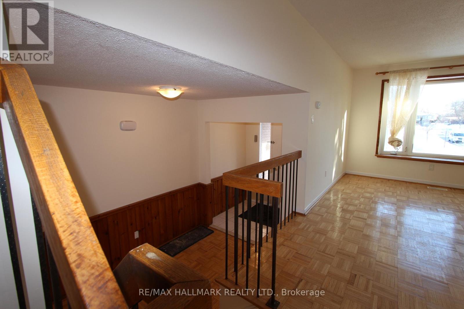 22 Springhead Gardens, Richmond Hill, Ontario  L4C 5B9 - Photo 3 - N12771724