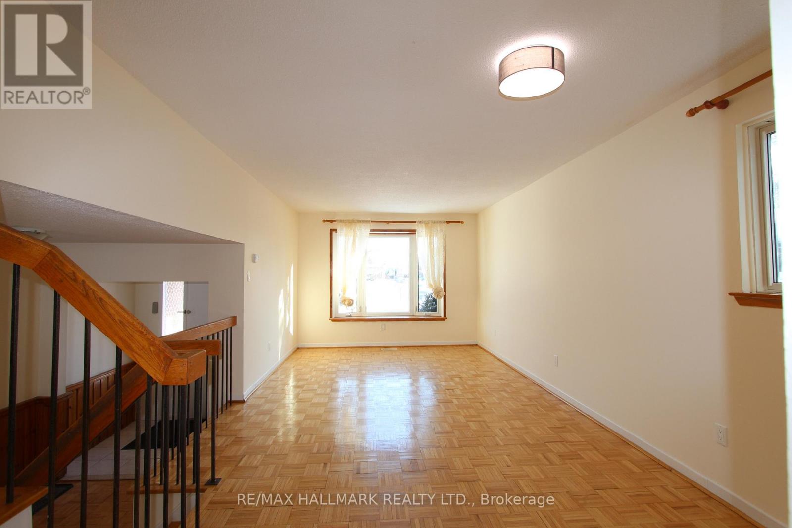 22 Springhead Gardens, Richmond Hill, Ontario  L4C 5B9 - Photo 4 - N12771724