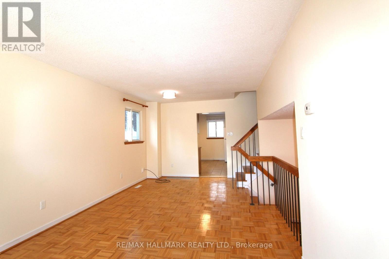 22 Springhead Gardens, Richmond Hill, Ontario  L4C 5B9 - Photo 5 - N12771724