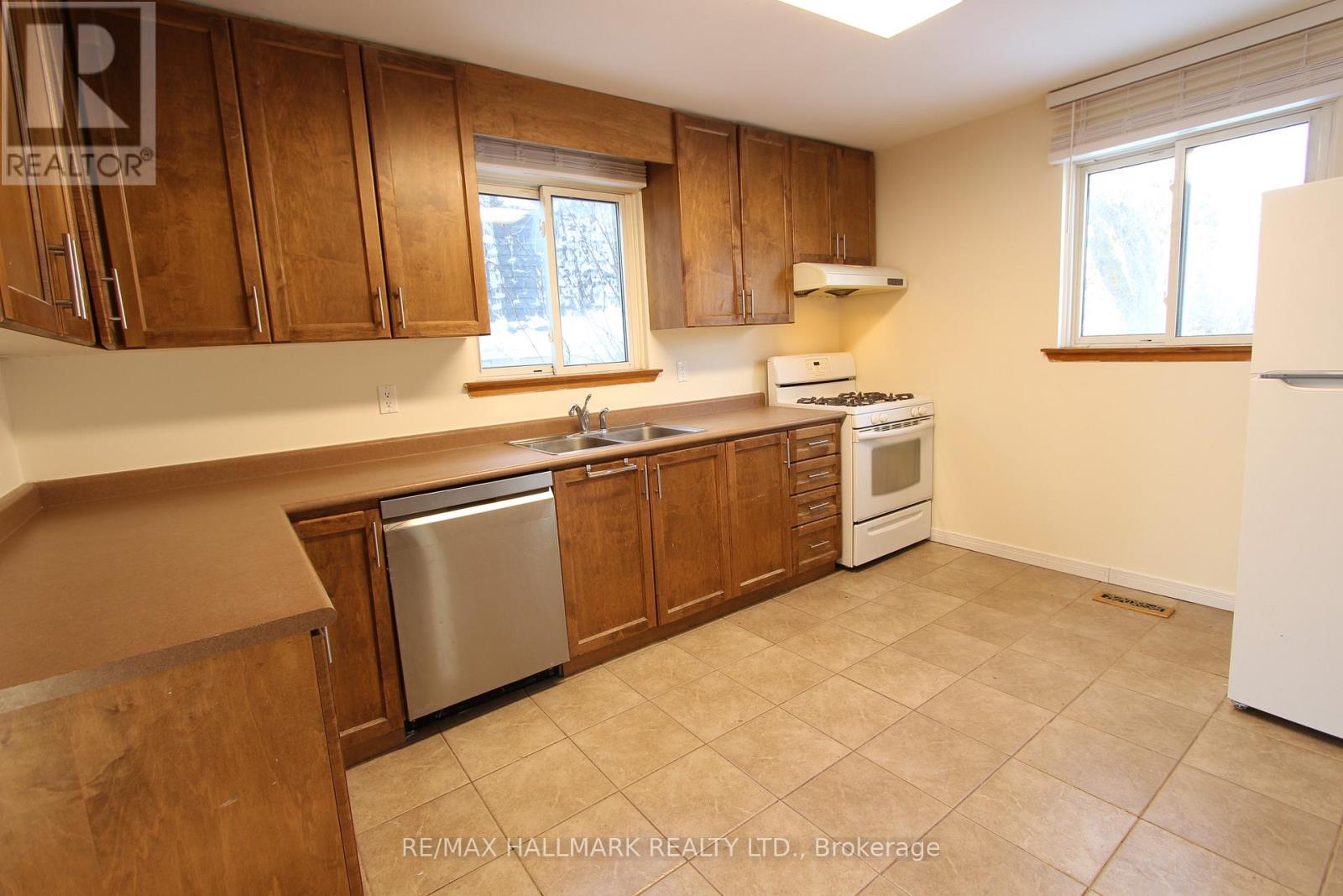 22 Springhead Gardens, Richmond Hill, Ontario  L4C 5B9 - Photo 6 - N12771724