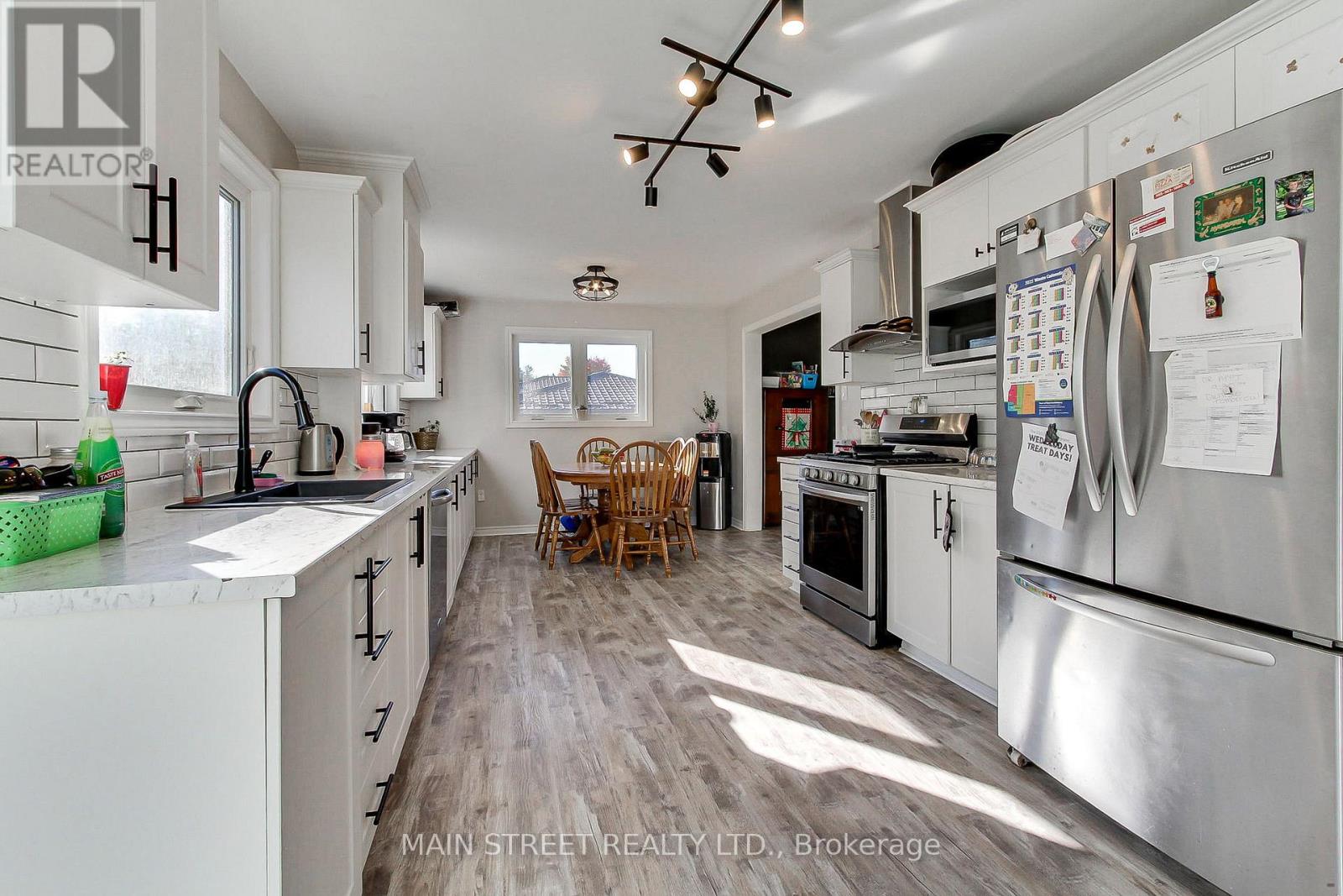 16 Ramsay Street, East Gwillimbury, Ontario  L0G 1H0 - Photo 6 - N12771748