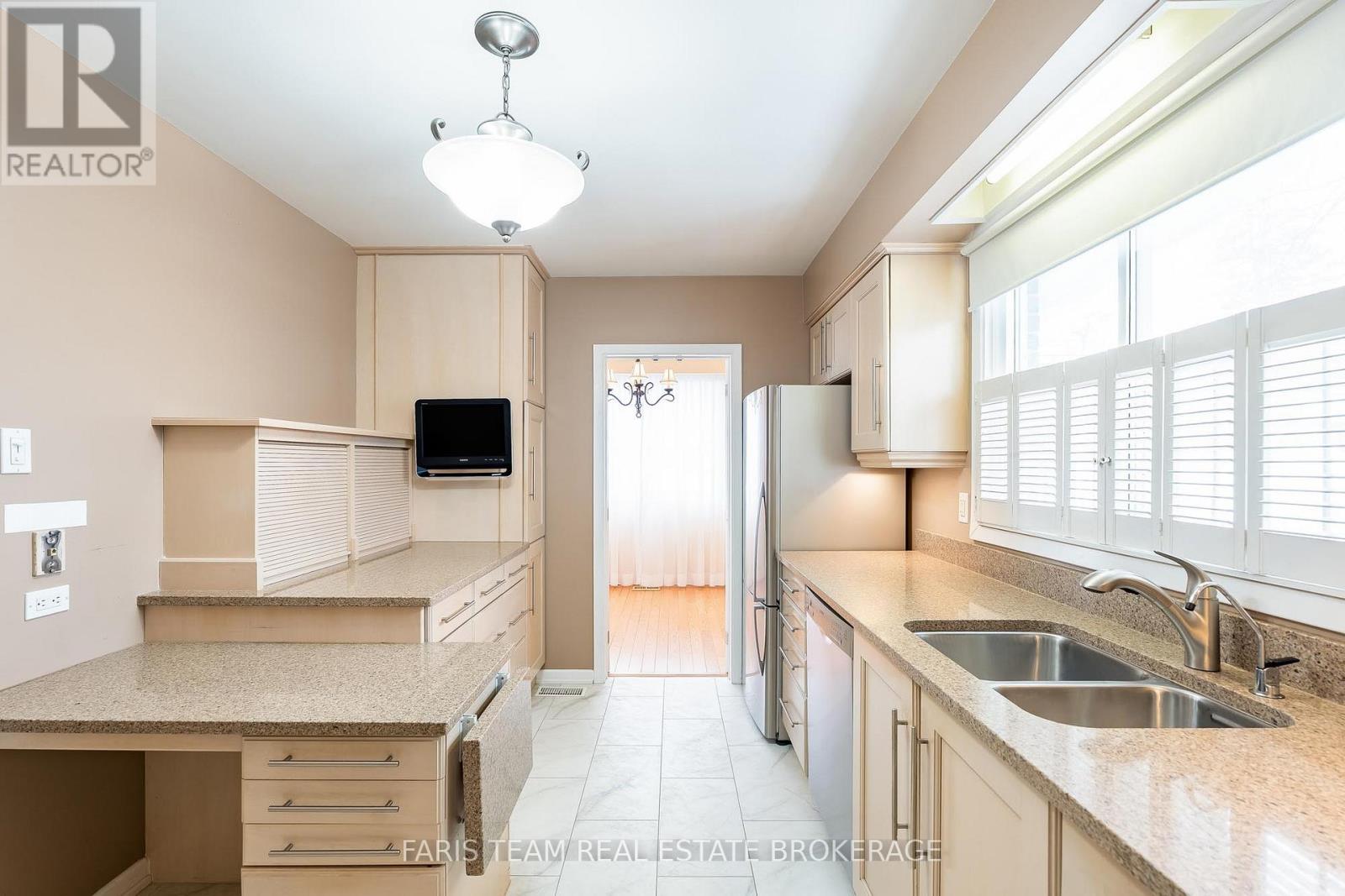 64 Steel Street, Barrie (Grove East), Ontario  L4M 4H5 - Photo 5 - S12771602