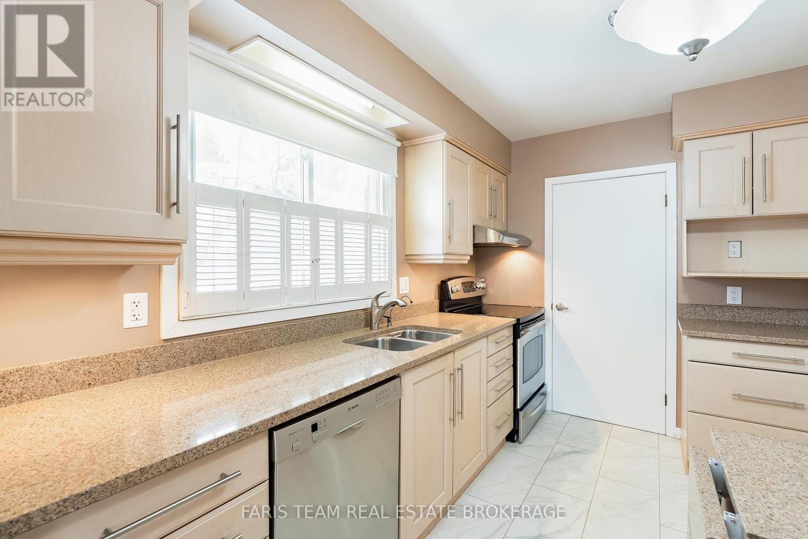 64 Steel Street, Barrie (Grove East), Ontario  L4M 4H5 - Photo 6 - S12771602