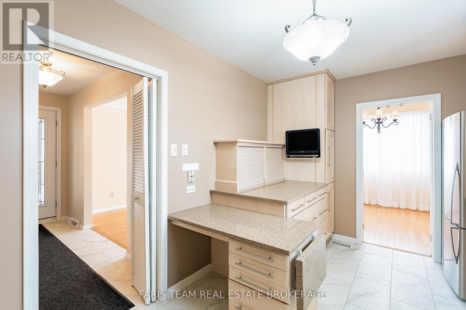 64 Steel Street, Barrie (Grove East), Ontario  L4M 4H5 - Photo 8 - S12771602