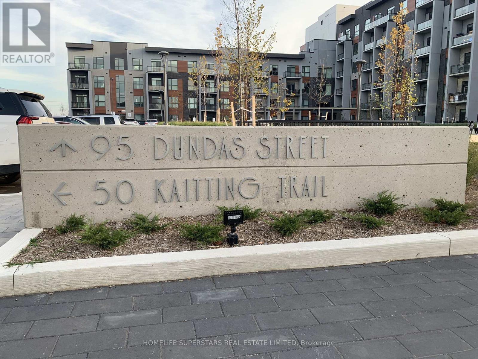 204 - 95 Dundas Street W, Oakville, Ontario  L6M 5N4 - Photo 2 - W12725492