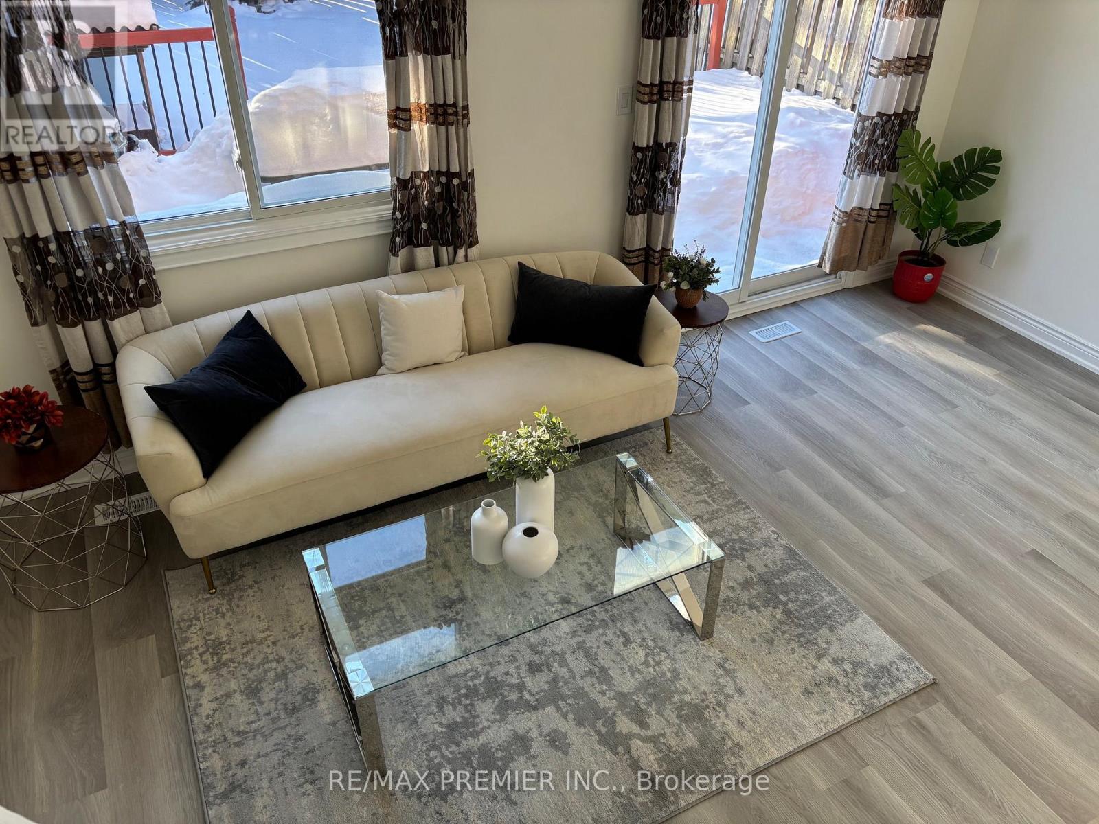 3348 Burdock Place, Mississauga, Ontario  L5A 4B7 - Photo 4 - W12771630