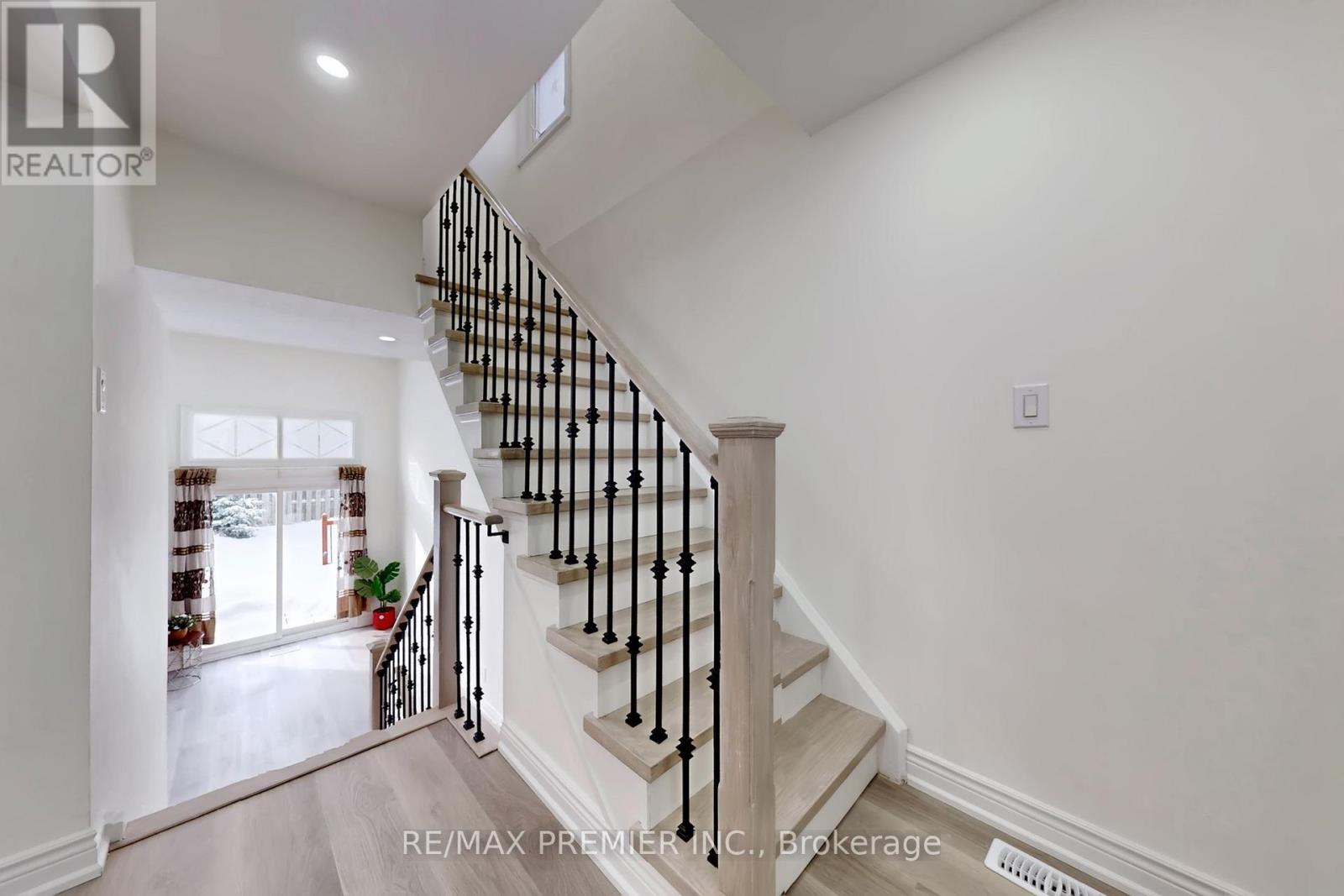 3348 Burdock Place, Mississauga, Ontario  L5A 4B7 - Photo 8 - W12771630