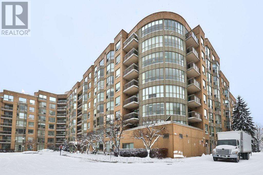 801 - 2511 Lakeshore Road W, Oakville, Ontario  L6L 6L9 - Photo 4 - W12771666