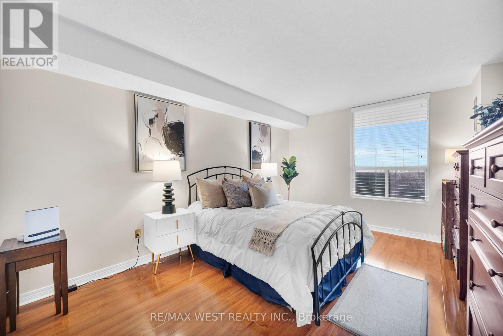 2005 - 1515 Lakeshore Road E, Mississauga, Ontario  L5E 3E3 - Photo 10 - W12771698