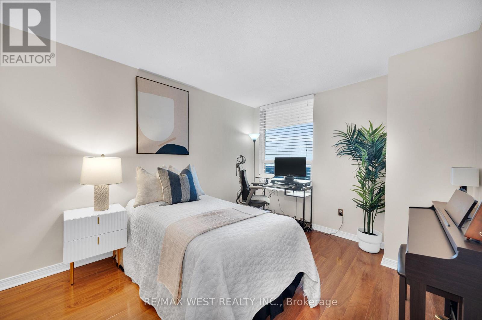 2005 - 1515 Lakeshore Road E, Mississauga, Ontario  L5E 3E3 - Photo 14 - W12771698