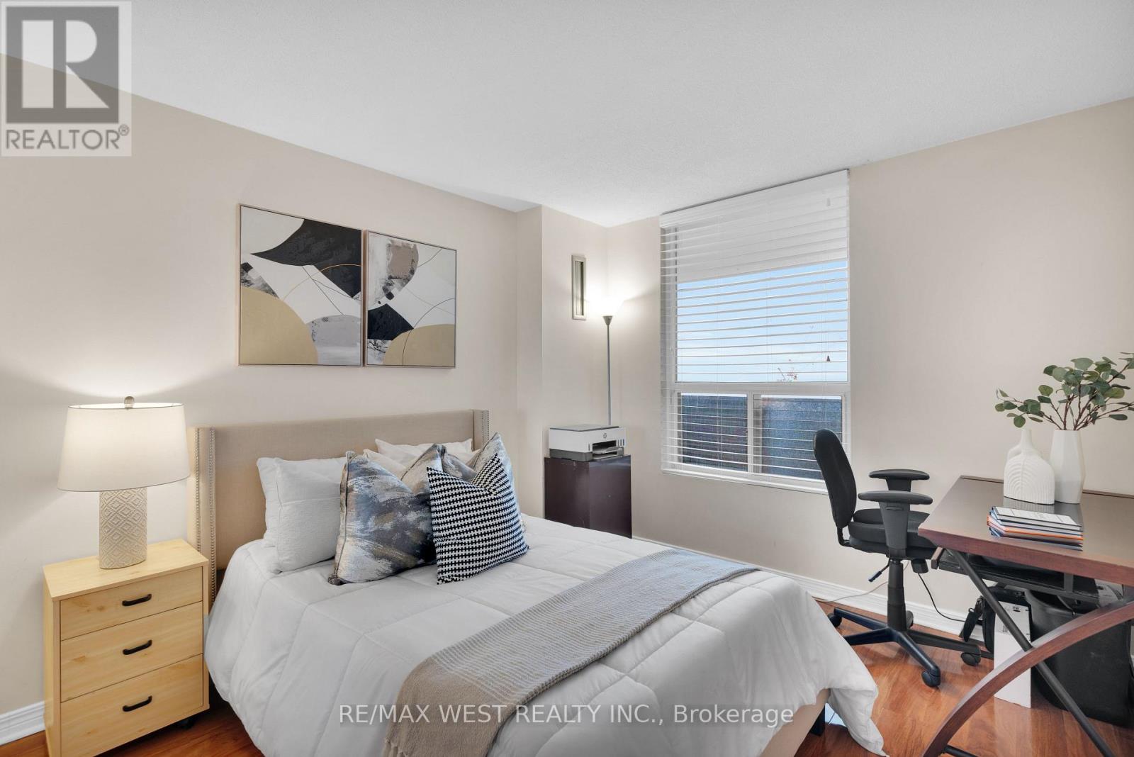 2005 - 1515 Lakeshore Road E, Mississauga, Ontario  L5E 3E3 - Photo 15 - W12771698