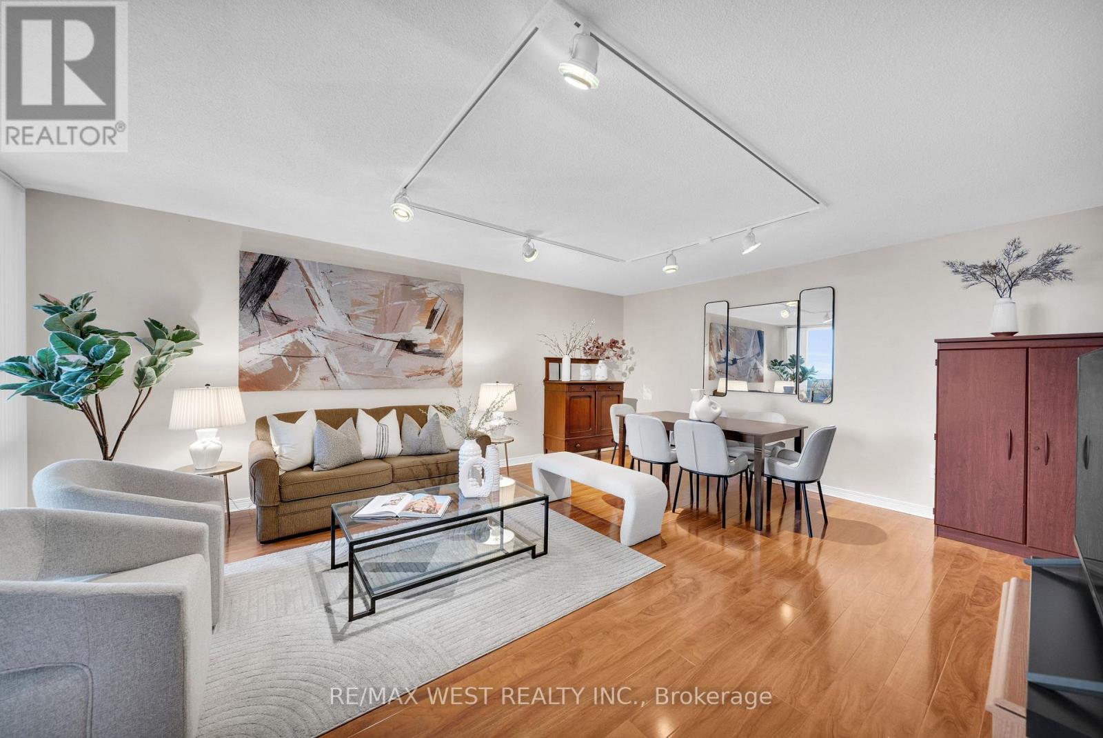 2005 - 1515 Lakeshore Road E, Mississauga, Ontario  L5E 3E3 - Photo 3 - W12771698