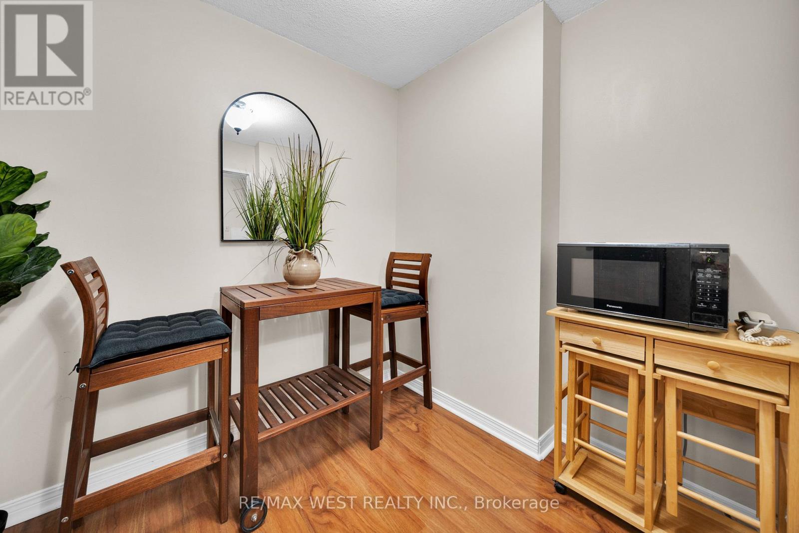 2005 - 1515 Lakeshore Road E, Mississauga, Ontario  L5E 3E3 - Photo 8 - W12771698