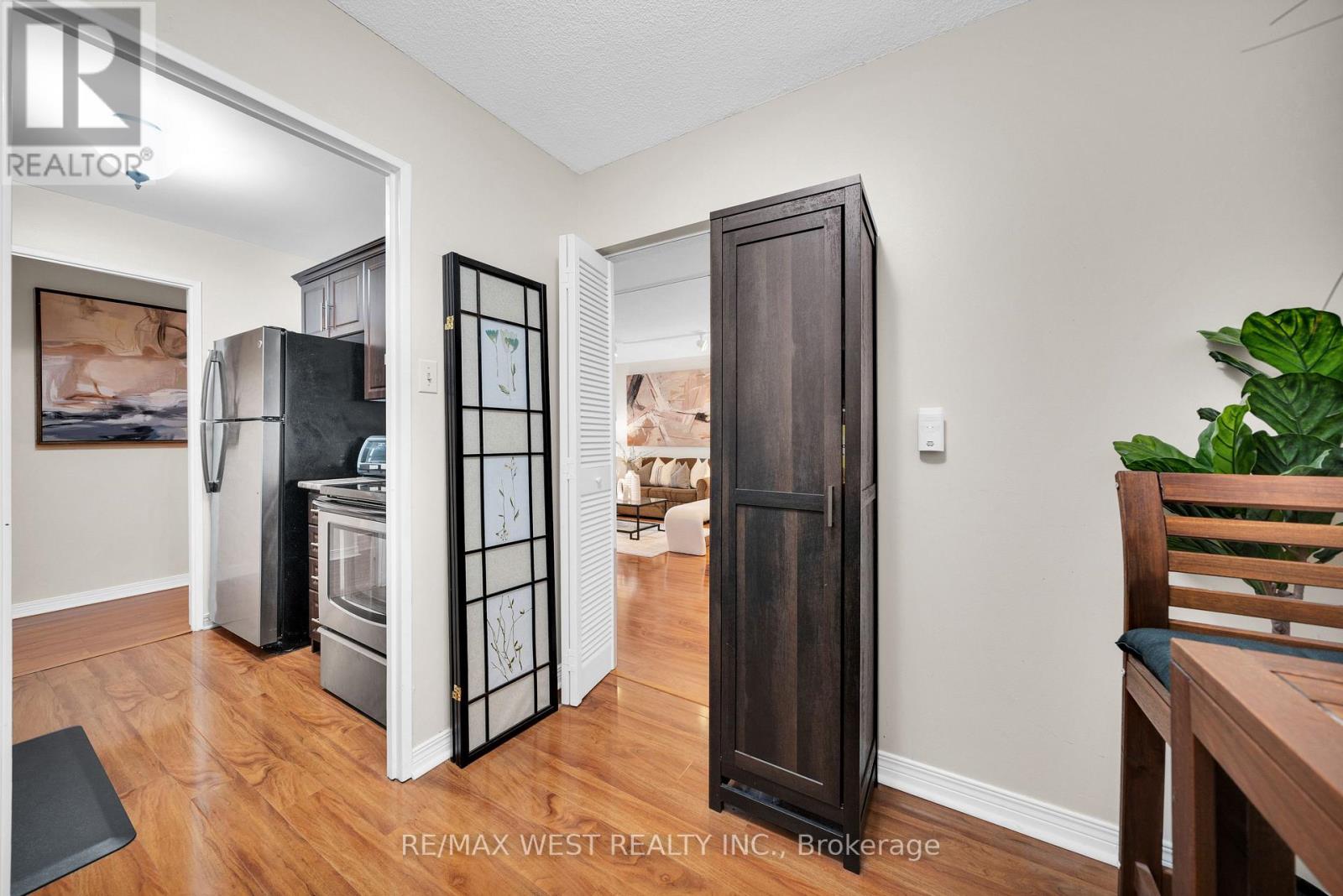 2005 - 1515 Lakeshore Road E, Mississauga, Ontario  L5E 3E3 - Photo 9 - W12771698