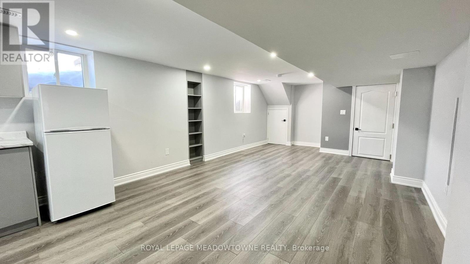 4 Keats Avenue, Halton Hills, Ontario  L7G 1T4 - Photo 4 - W12771738