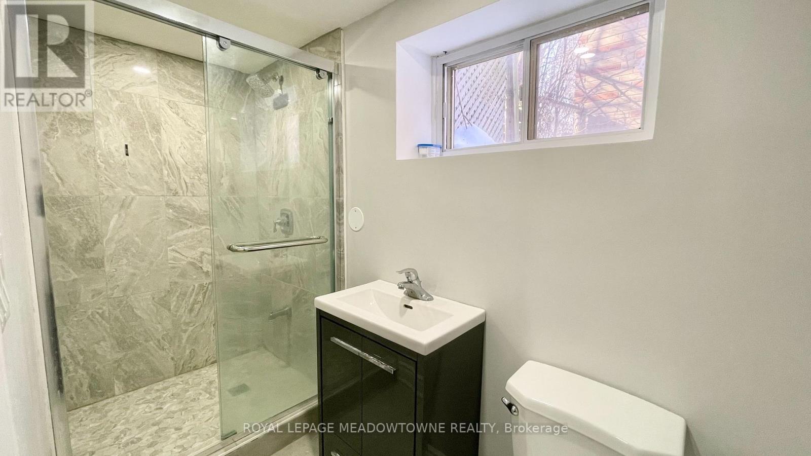 4 Keats Avenue, Halton Hills, Ontario  L7G 1T4 - Photo 8 - W12771738