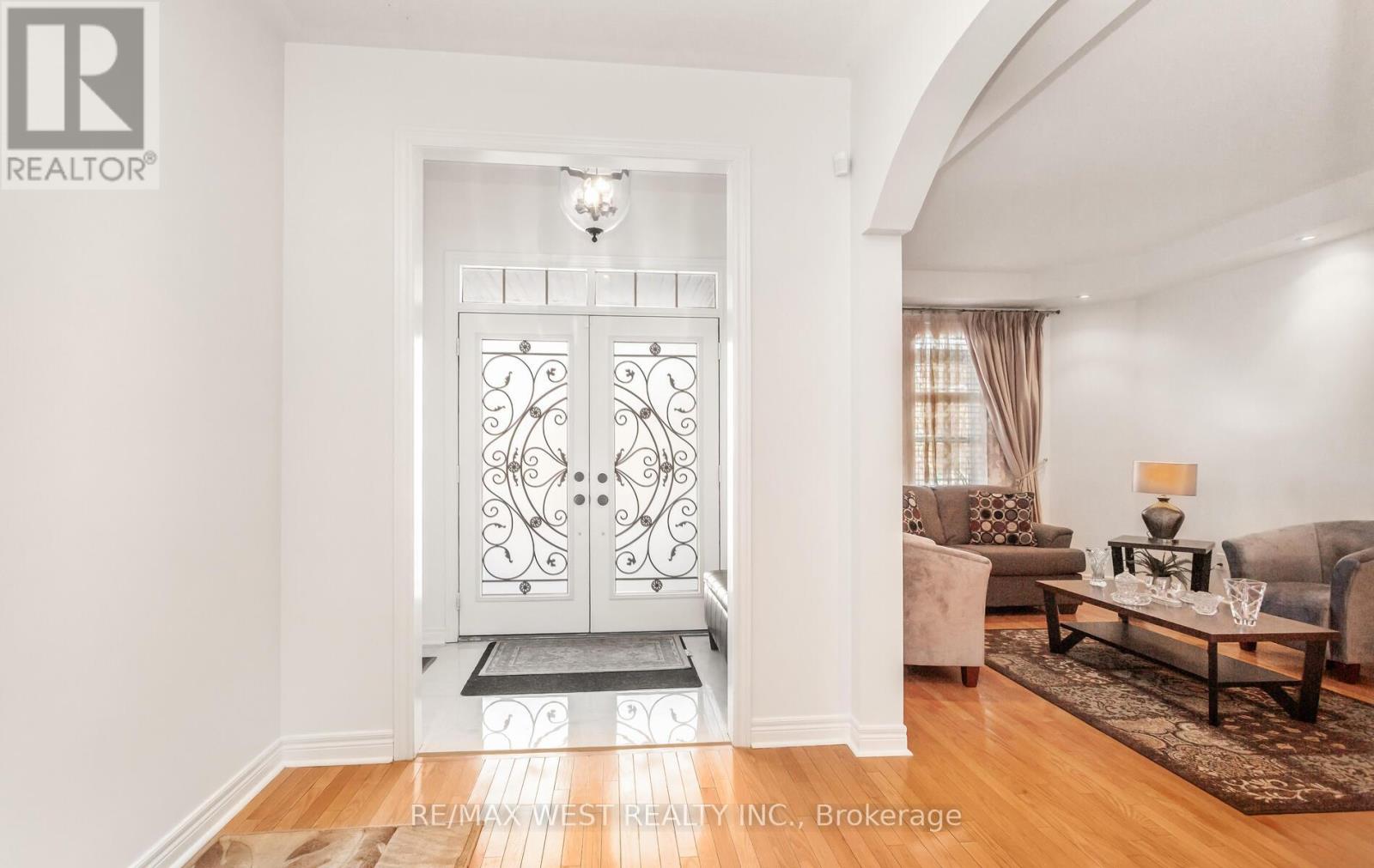 4653 Colombo Crescent, Mississauga, Ontario  L5M 7R2 - Photo 4 - W12771754