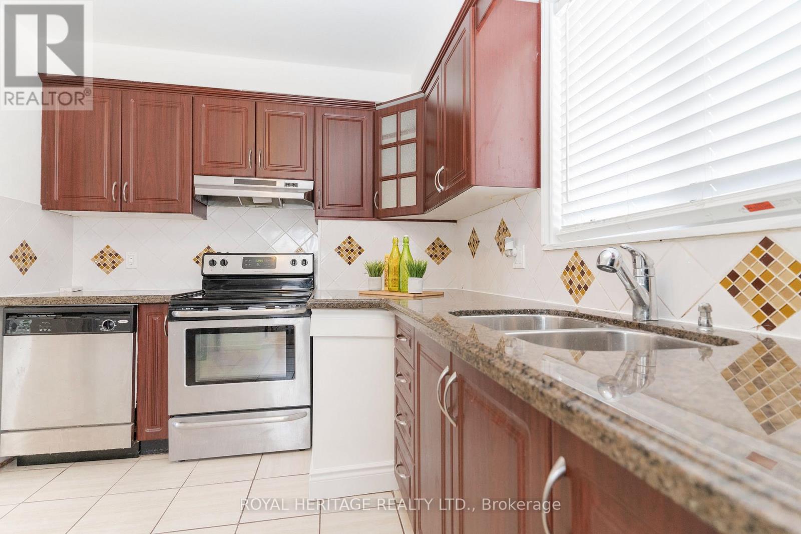 55 Bridgenorth Crescent, Toronto, Ontario  M9V 2M5 - Photo 11 - W12771768