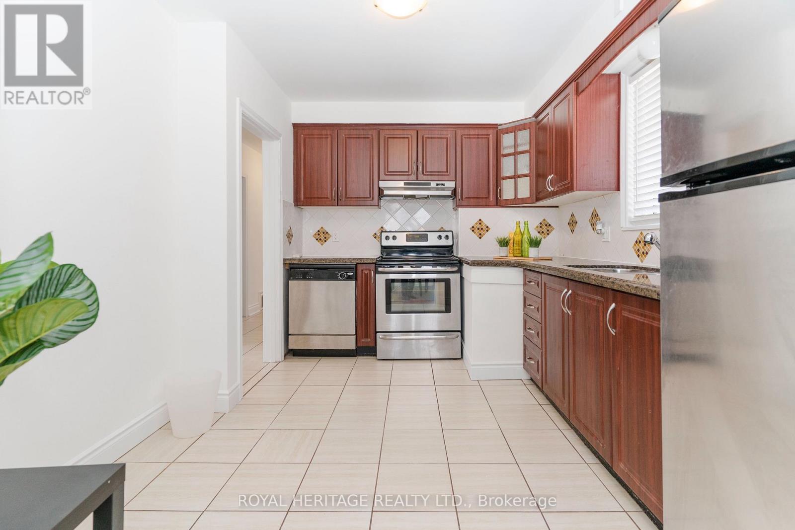 55 Bridgenorth Crescent, Toronto, Ontario  M9V 2M5 - Photo 12 - W12771768