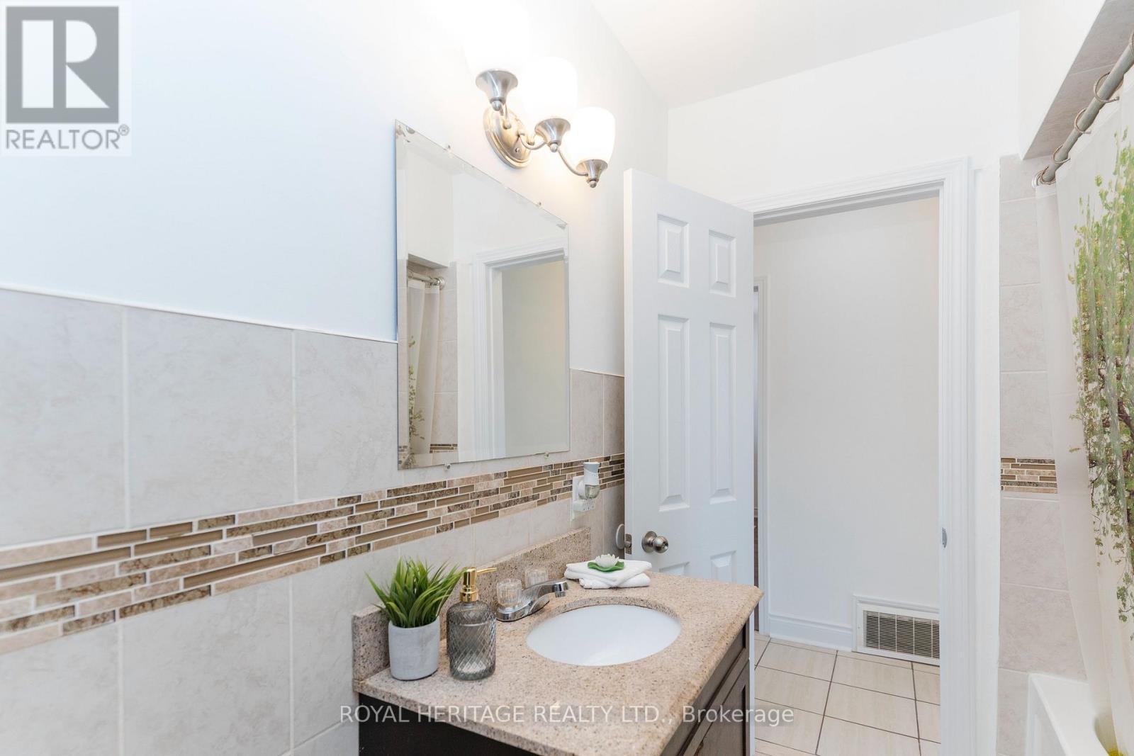 55 Bridgenorth Crescent, Toronto, Ontario  M9V 2M5 - Photo 20 - W12771768