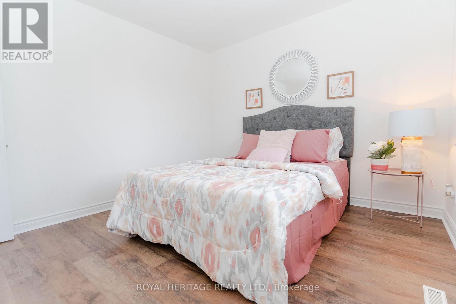 55 Bridgenorth Crescent, Toronto, Ontario  M9V 2M5 - Photo 22 - W12771768