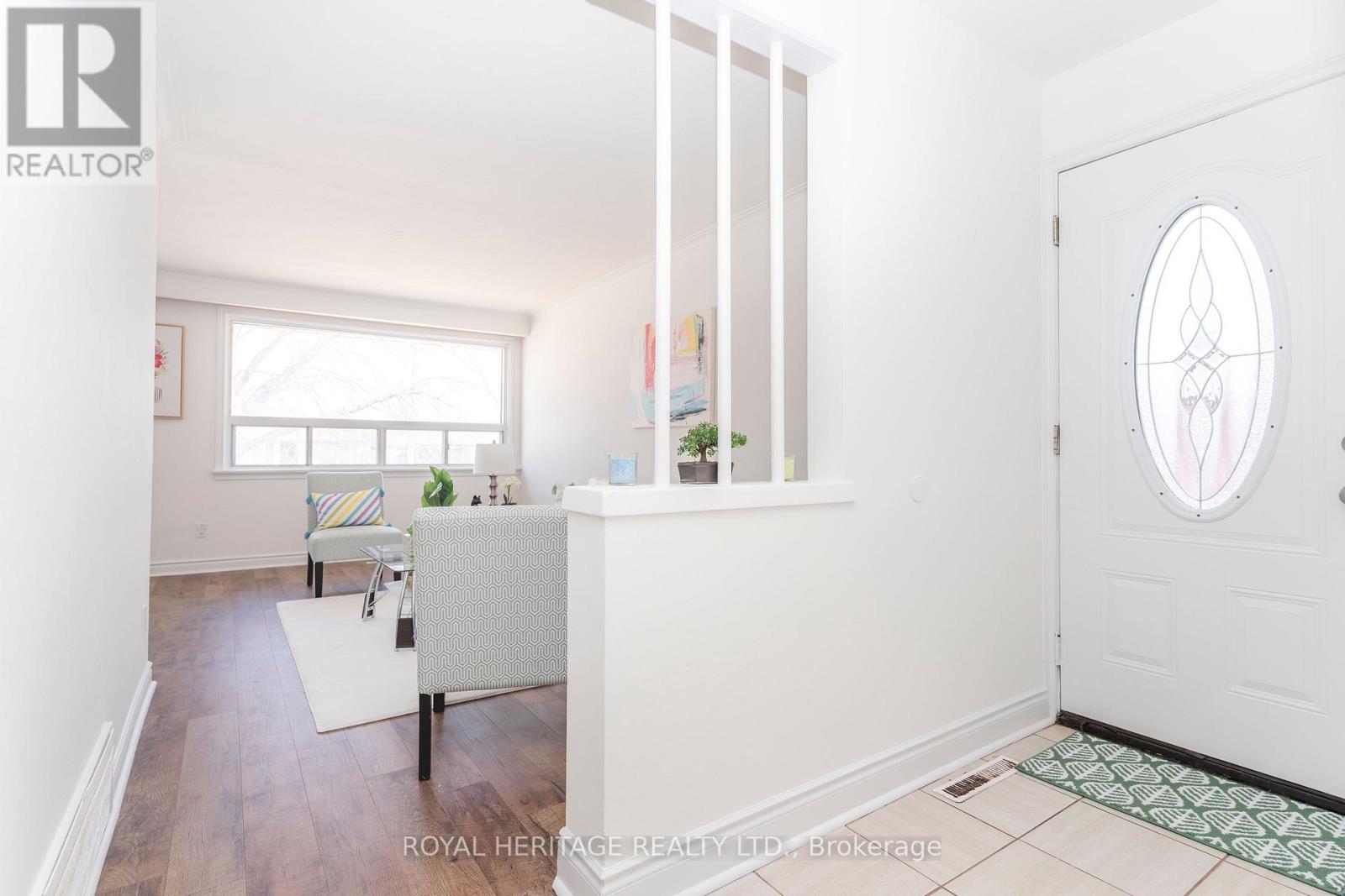 55 Bridgenorth Crescent, Toronto, Ontario  M9V 2M5 - Photo 4 - W12771768