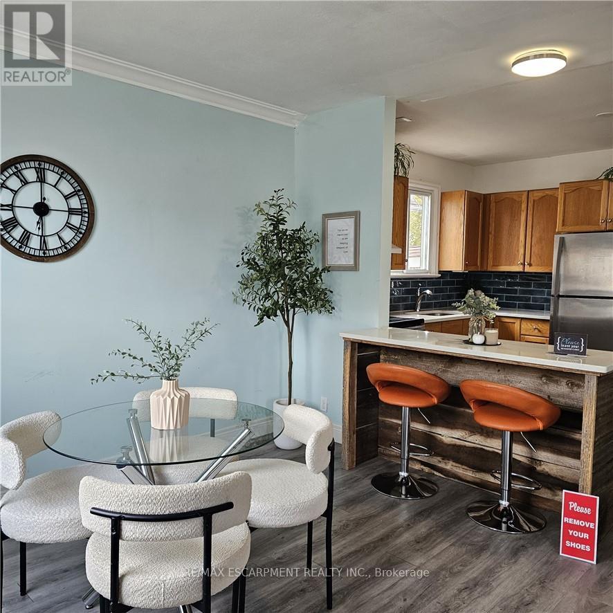 25 Augusta Avenue, St. Catharines, Ontario  L2M 5R3 - Photo 5 - X12771766