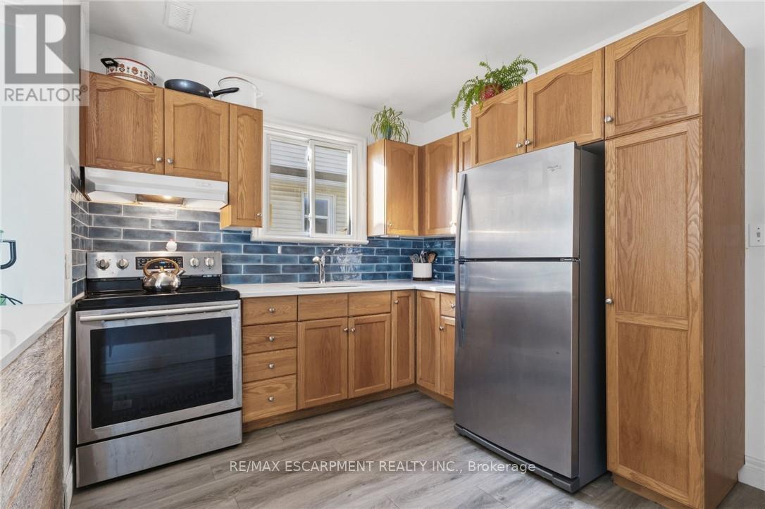 25 Augusta Avenue, St. Catharines, Ontario  L2M 5R3 - Photo 7 - X12771766